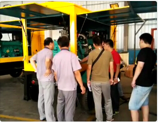 午夜成人网站在线观看技术团队与工厂工作人员讨论产品