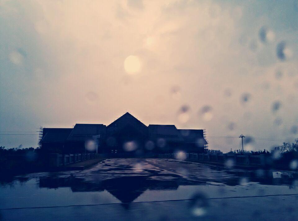 青岛午夜成人网站在线观看售后人员冒雨赶往客户所在地