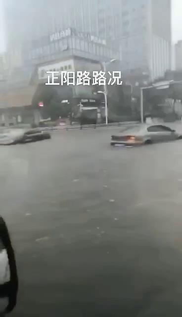 台风巴威造成青岛城市内涝，机动车熄火